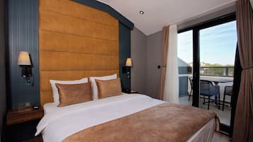 Rom – deluxe, 1 kingsize-seng, balkong | Sengetøy av topp kvalitet, minibar, safe på rommet og skrivebord