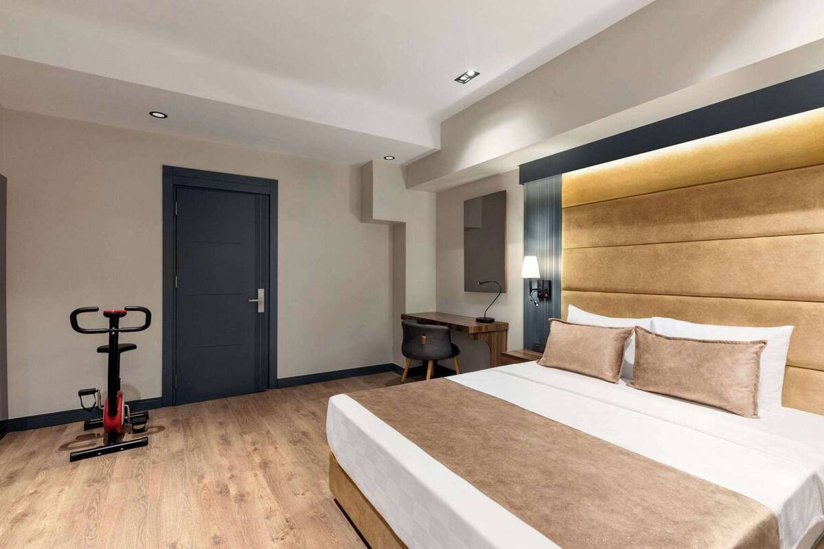 Ropa de cama de alta calidad, minibar, caja fuerte y escritorio