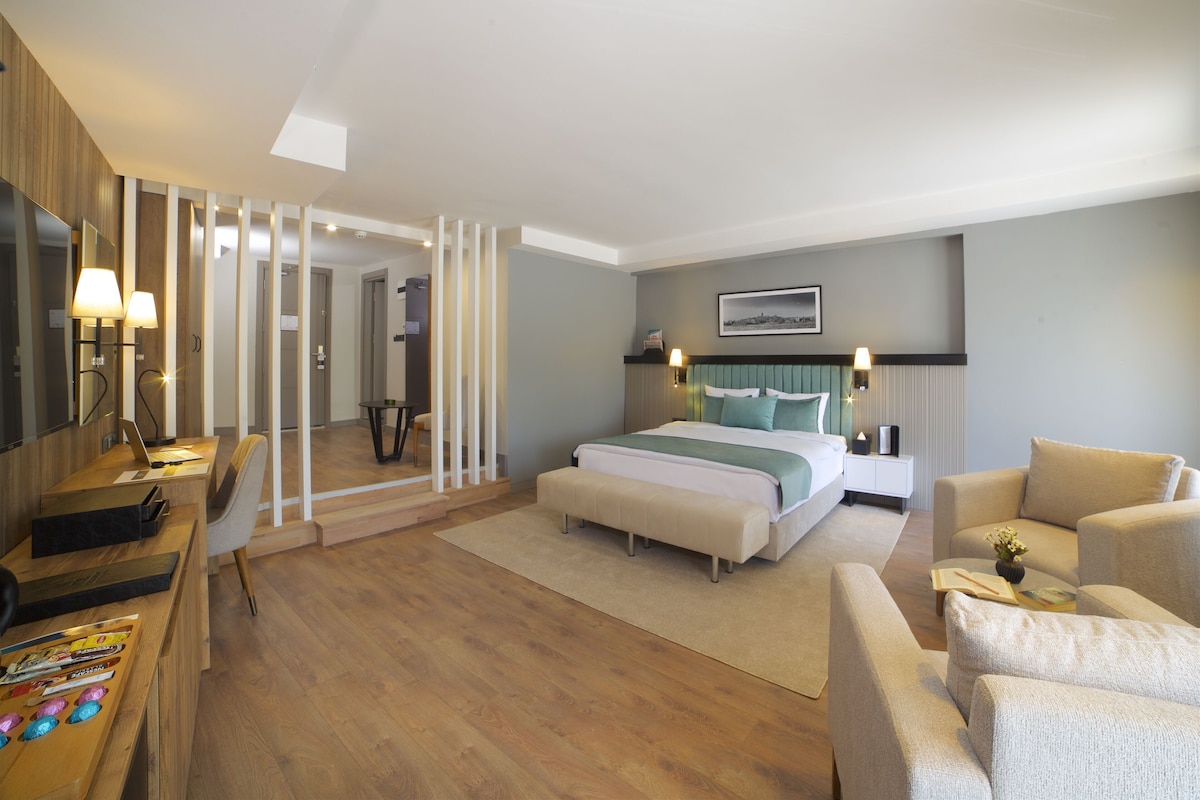 Peralatan tempat tidur premium, bar mini, peti besi dalam bilik, meja 