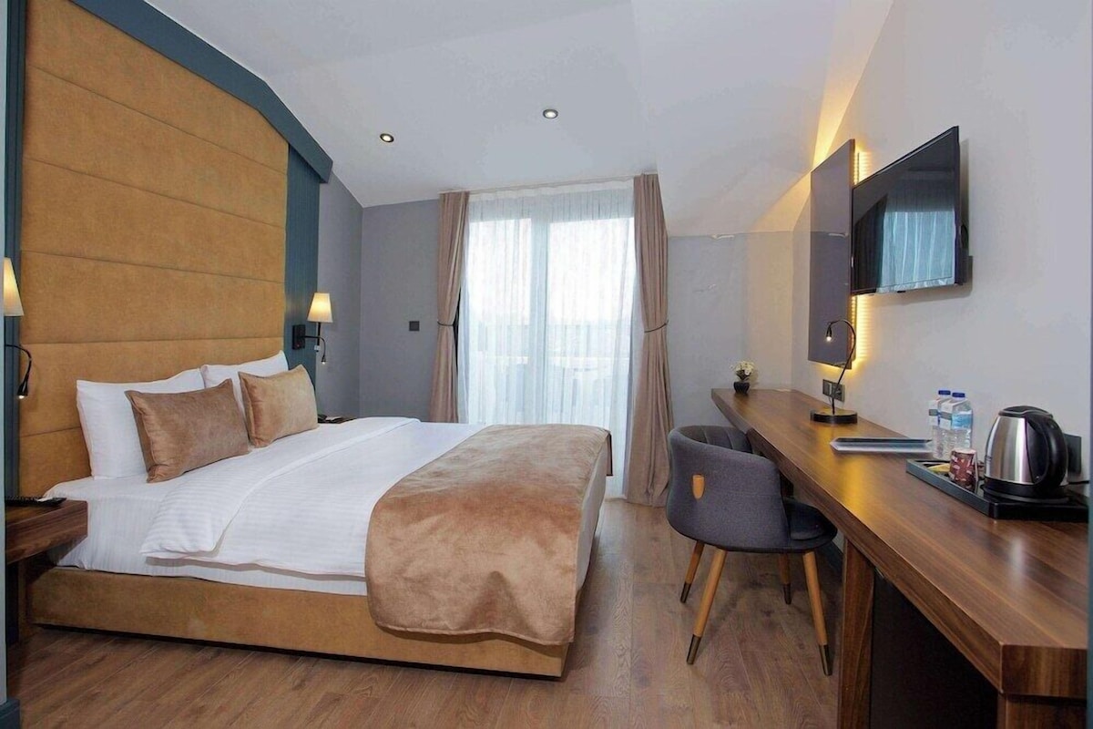 Peralatan tempat tidur premium, bar mini, peti besi dalam bilik, meja 