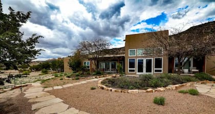 Peaceful Suite in Desert Inn- Black Mesa King Room