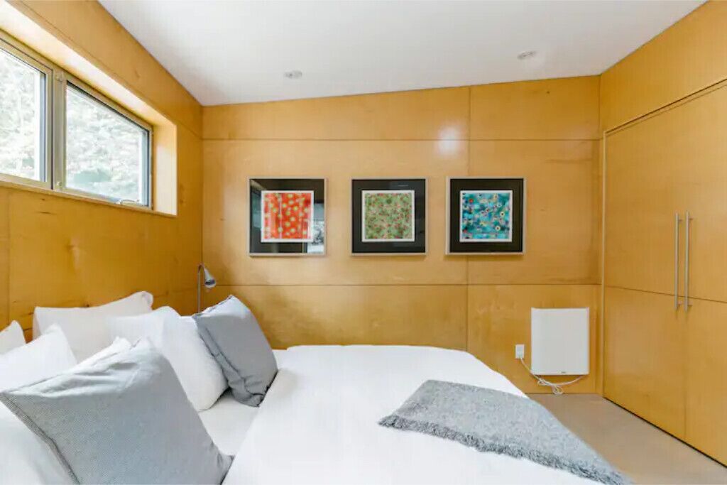 MODERN GUESTHOUSE IN PRIVATE SETTING