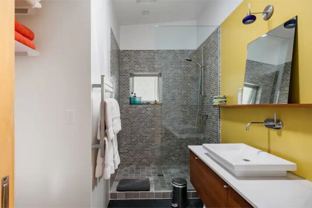 MODERN GUESTHOUSE IN PRIVATE SETTING