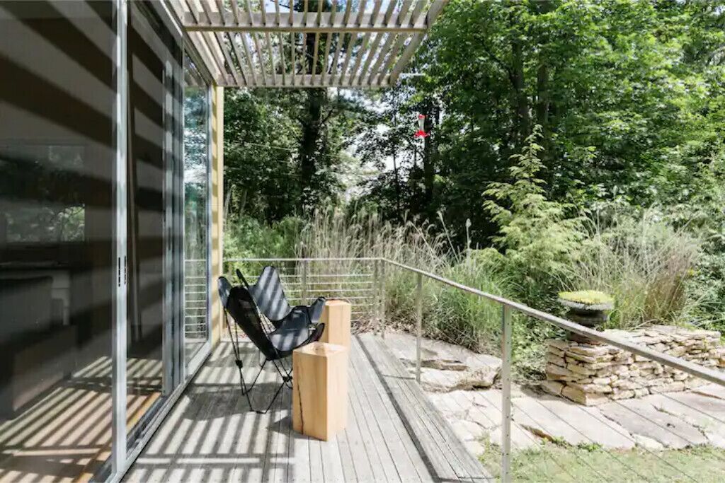 MODERN GUESTHOUSE IN PRIVATE SETTING