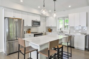 Kjøleskap, mikrobølgeovn, ovn og kokeplater