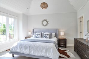 4 bedrooms, iron/ironing board, WiFi, bed sheets - Port Carling Cottage (#23) (Muskoka Lakes)