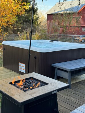 Outdoor spa tub - Your peaceful getaway near Cornell, Cayuga Lake, and Ithaca—central to everything, yet wonderfully relaxing. (Ulysses)