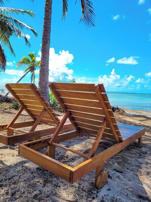 På stranden og hvit sand