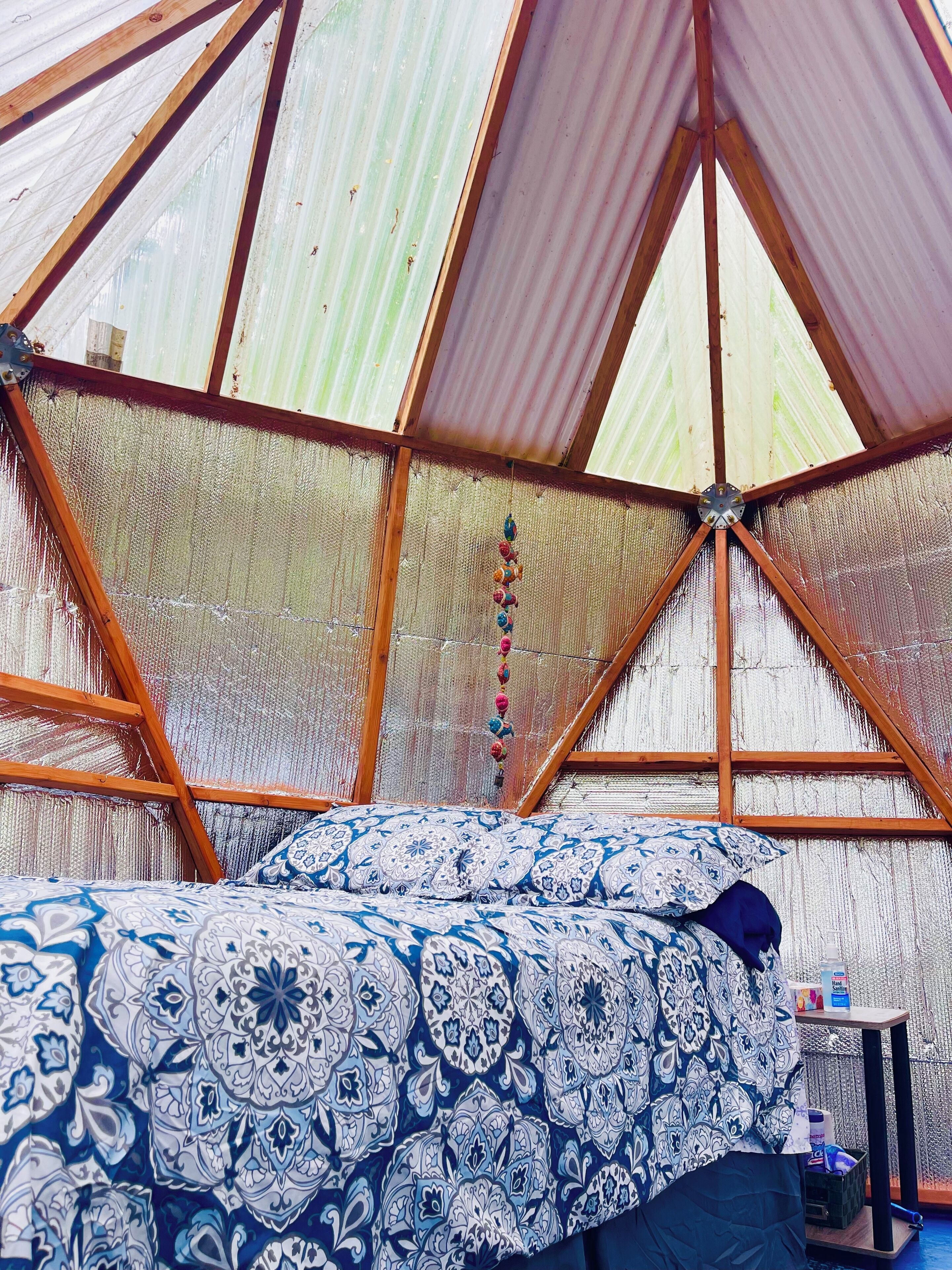 1 bedroom, bed sheets