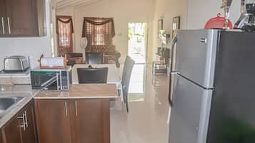 Full-sized fridge, microwave, oven, stovetop