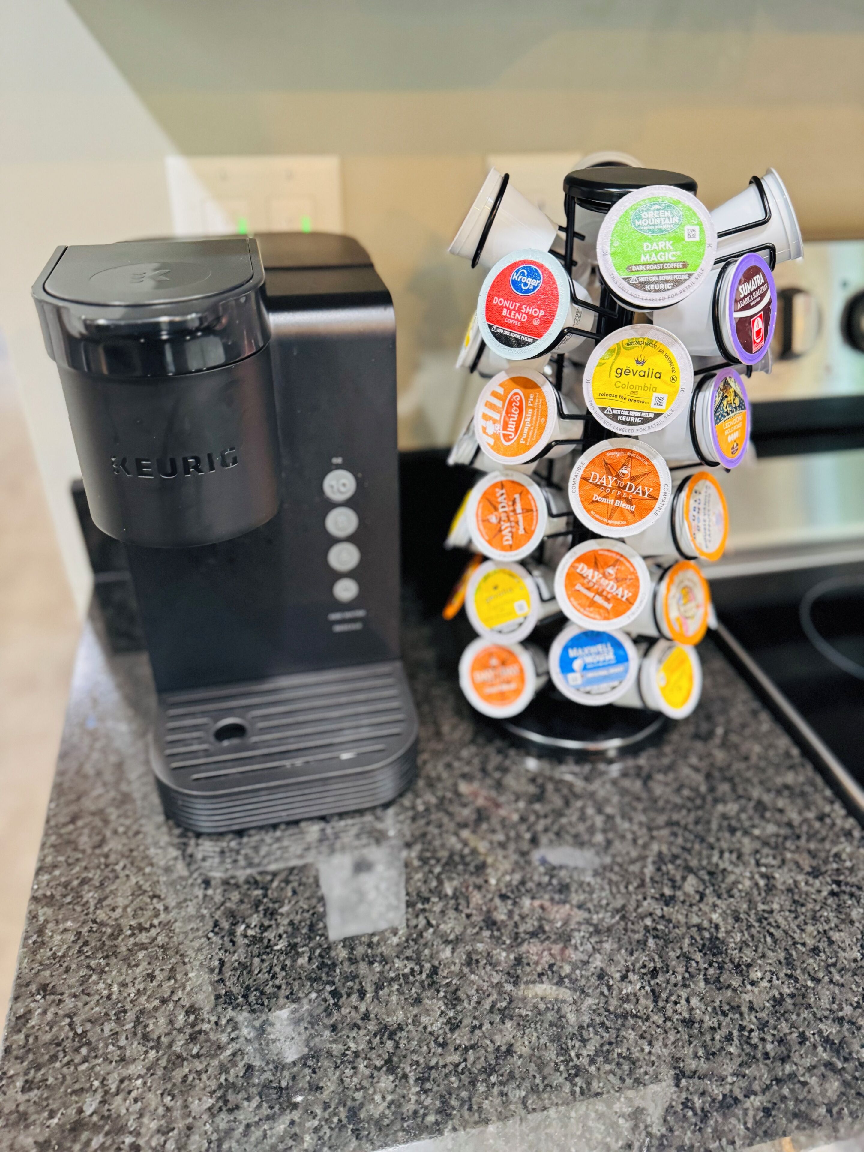 Máquina de café e um dispensador com diversos pães de café.