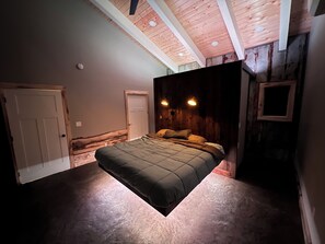 3 habitaciones, tabla de planchar con plancha y cuna de viaje