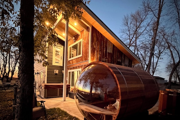 Includes - Barrel Sauna w/ view of Lake, Hot Tub, ice baths, & massage chair!