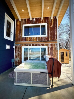 Outdoor spa tub - Unique Lake Cabin- Hot Tub, 2 Saunas, Massage Chair, Ice Baths - SPA (NEW YORK MILLS)