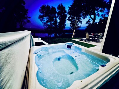 Unique Lake Cabin- Hot Tub, Sauna, Massage Chair, Ice Baths - SPA