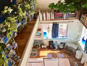 Micro-ondas, chaleira elétrica, toalhas de papel