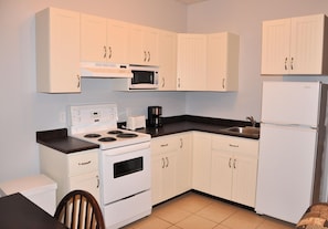 Fridge, microwave, stovetop, coffee/tea maker - Budget loft with two beds + sofa bed (Le Citadin) (Rouyn-Noranda)
