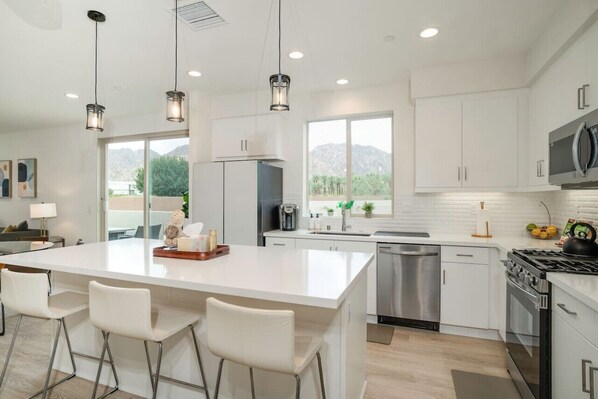 冷蔵庫、電子レンジ、オーブン、コンロ