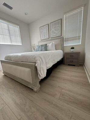 3 habitaciones, tabla de planchar con plancha, cuna de viaje y wifi 