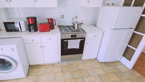 冷蔵庫、電子レンジ、オーブン、コーヒー / ティーメーカー