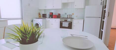 Fridge, microwave, oven, coffee/tea maker