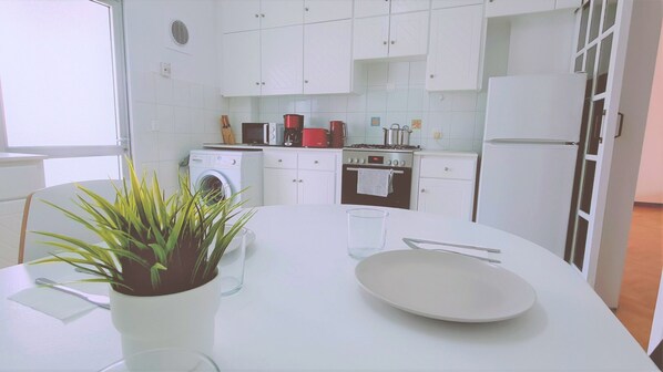 Fridge, microwave, oven, coffee/tea maker