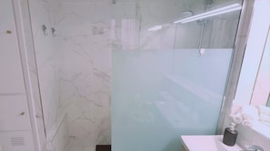 Dusche, kostenlose Toilettenartikel, Haartrockner, Handtücher