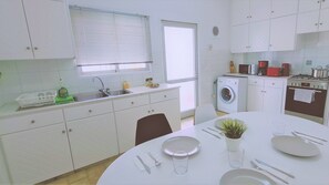 Kühlschrank, Mikrowelle, Ofen, Wasserkocher mit Kaffee-/Teezubehör