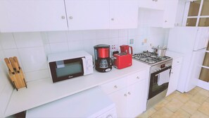 Kühlschrank, Mikrowelle, Ofen, Wasserkocher mit Kaffee-/Teezubehör
