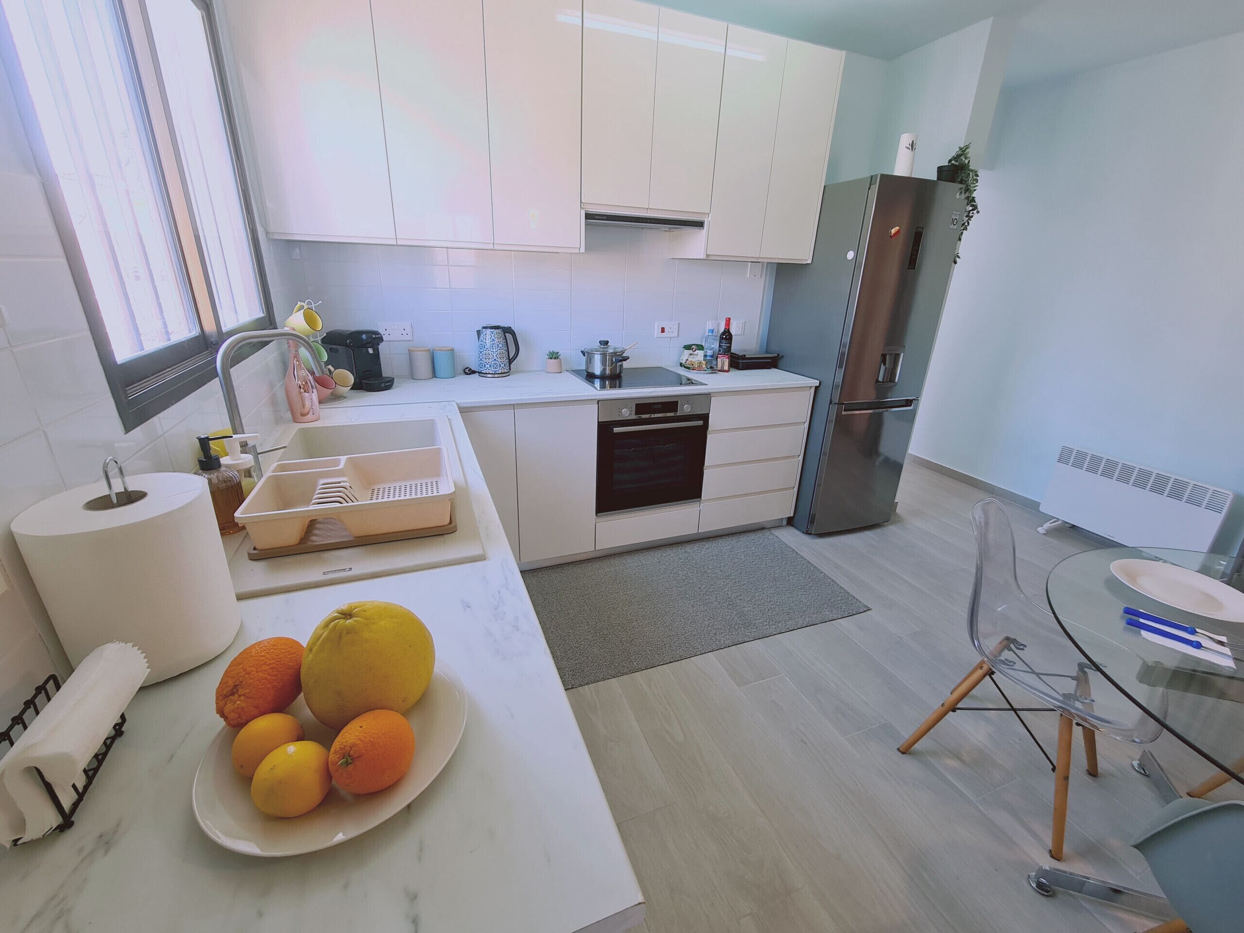 Wasserkocher mit Kaffee-/Teezubehör, Kühlschrank, Ofen, Geschirrspüler