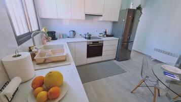 Coffee/tea maker, fridge, oven, dishwasher