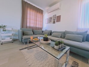 TV - STAY BelleVue Apartment (Paphos)