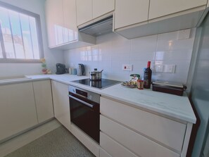 Kjøleskap, ovn, oppvaskmaskin og kaffetrakter/tekoker