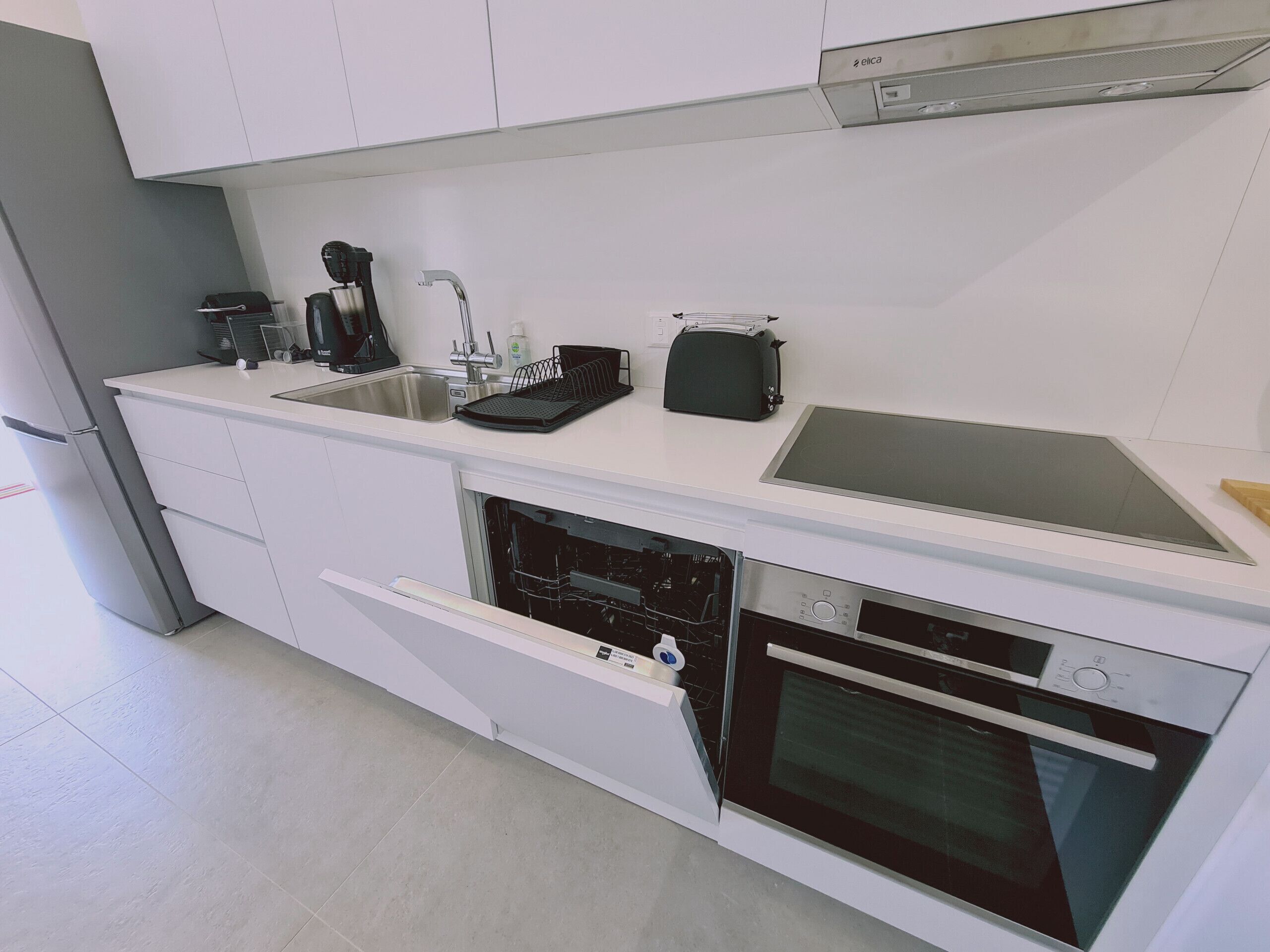 Een koelkast, een oven, een vaatwasser, een waterkoker