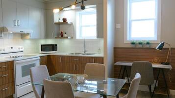 Réfrigérateur, micro-ondes, cafetière/bouilloire