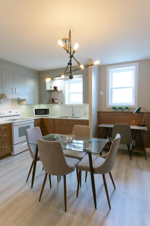 Réfrigérateur, micro-ondes, cafetière/bouilloire