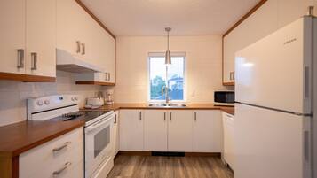 Refrigerador, microondas y cafetera y tetera