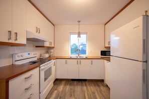 Kühlschrank, Mikrowelle, Wasserkocher mit Kaffee-/Teezubehör