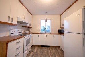 Réfrigérateur, micro-ondes, cafetière/bouilloire