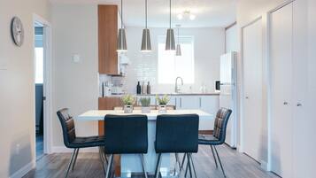 Refrigerador, microondas y cafetera y tetera