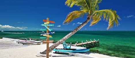 En la playa, camastros y toallas de playa