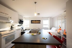 Jääkaappi, mikroaaltouuni, liesi, kahvin-/teenkeitin