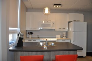 Jääkaappi, mikroaaltouuni, kahvin-/teenkeitin