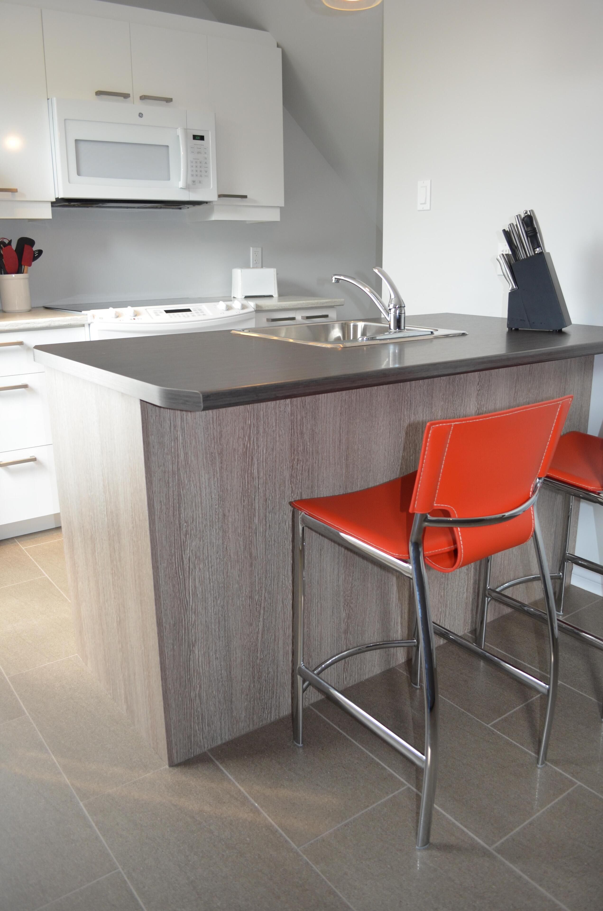 Kylskåp, mikrovågsugn och kaffe- och tebryggare