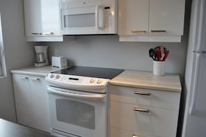Frigorífico, microondas y cafetera o tetera