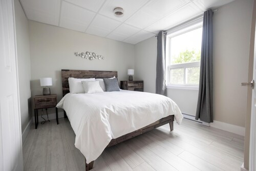 Suite with closed bedroom and sofa bed near Plage Kiwanis (Le Centre-Ville)