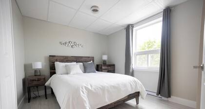 Suite with closed bedroom and sofa bed near Plage Kiwanis (Le Centre-Ville)