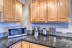 Geladeira, micro-ondas, cooktop, cafeteira/chaleira