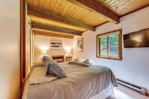 4 bedrooms, desk, iron/ironing board, WiFi - Bartlett Vacation Rental w/ Wraparound Deck! (Bartlett)