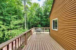 Outdoor dining - Bartlett Vacation Rental w/ Wraparound Deck! (Bartlett)